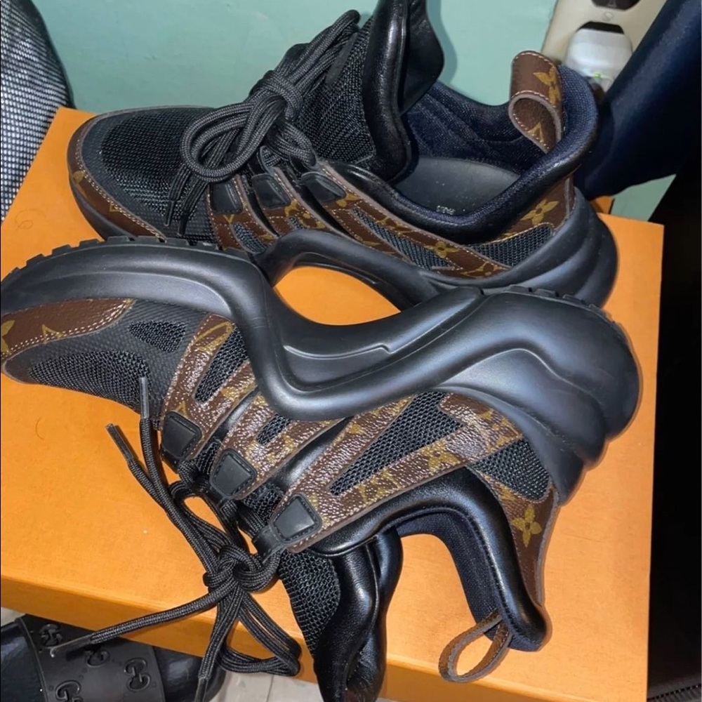 Louis Vuitton Sneakers - Picture 2 of 4